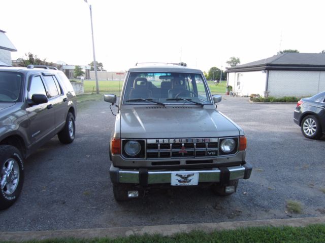 1991 Mitsubishi Montero - photo 2