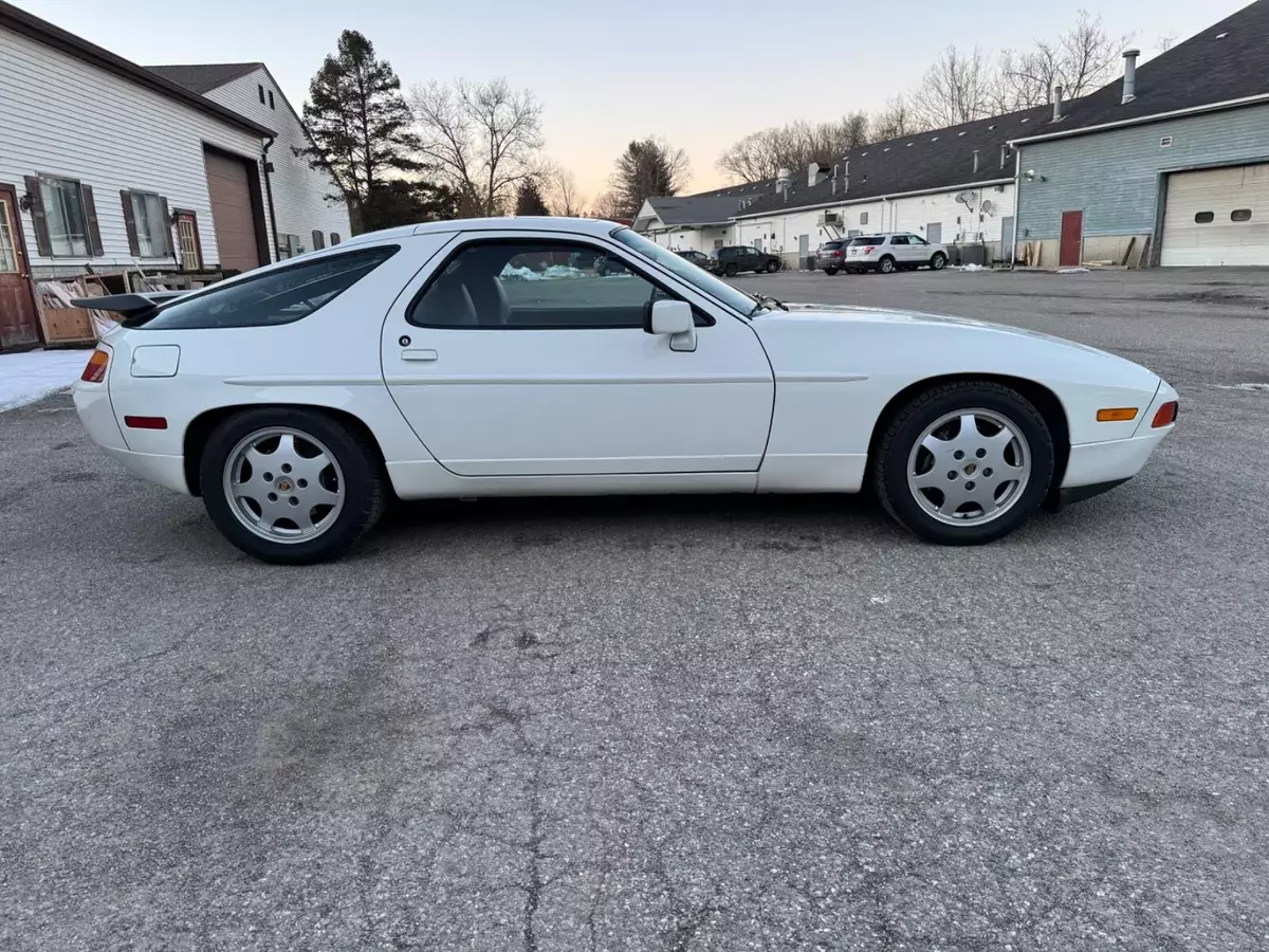 1991 porsche 928 GT White/Black, 5 speed, Very Nice Example with service history 1991 Porsche 928 GT 5 Speed. Detailed Service History, Very Nice