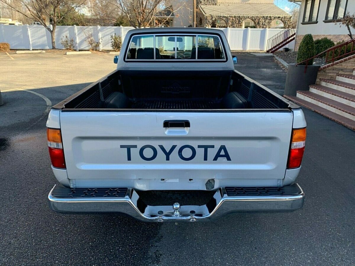 1991 Toyota Pickup DX - photo 11