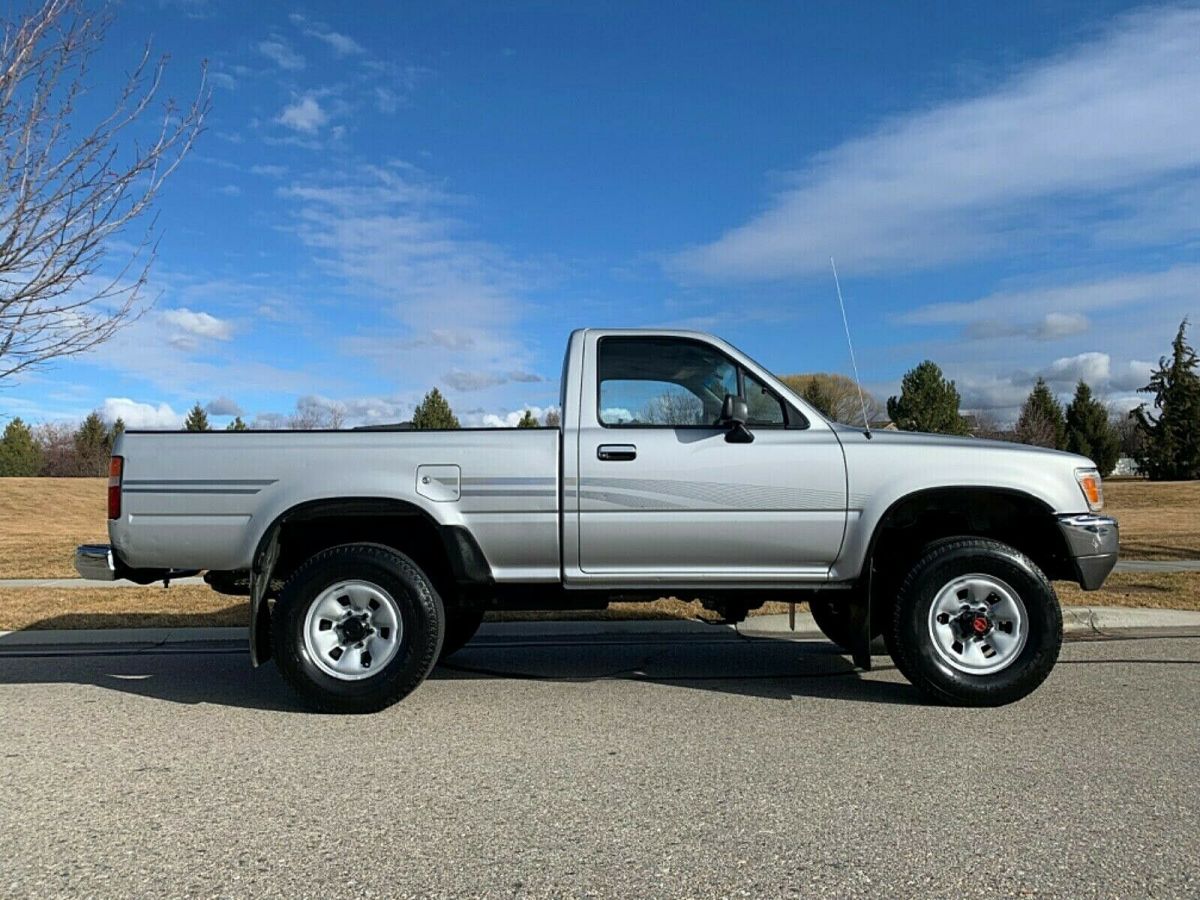 1991 Toyota Pickup DX - photo 2