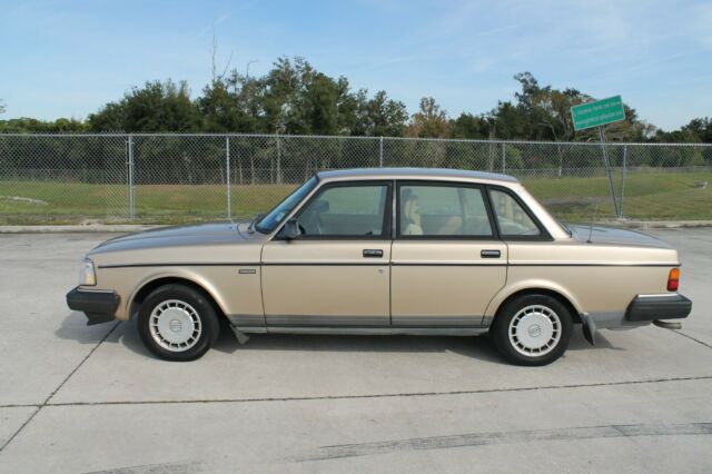 1991 Volvo 240, all original FL low miles Carfax easy shipping available 1991 Volvo 240