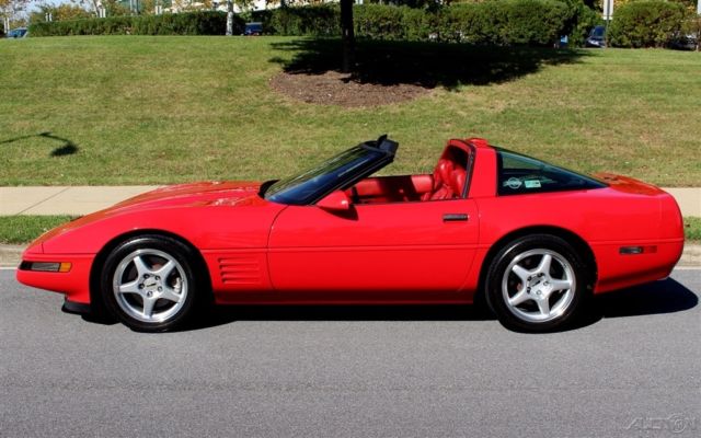 1991 Chevrolet Corvette Base Hatchback 2-Door - photo 2