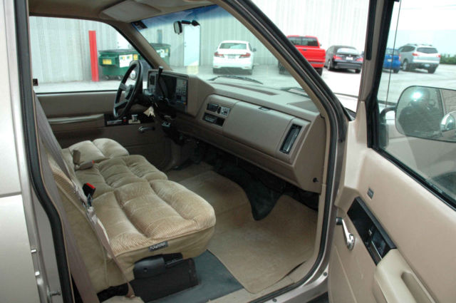 1992 Chevrolet Suburban - photo 8