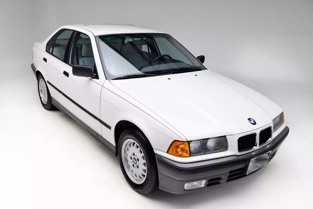 1992 BMW 325i Sedan MINT - 2900 Original Miles 1992 BMW 3-Series