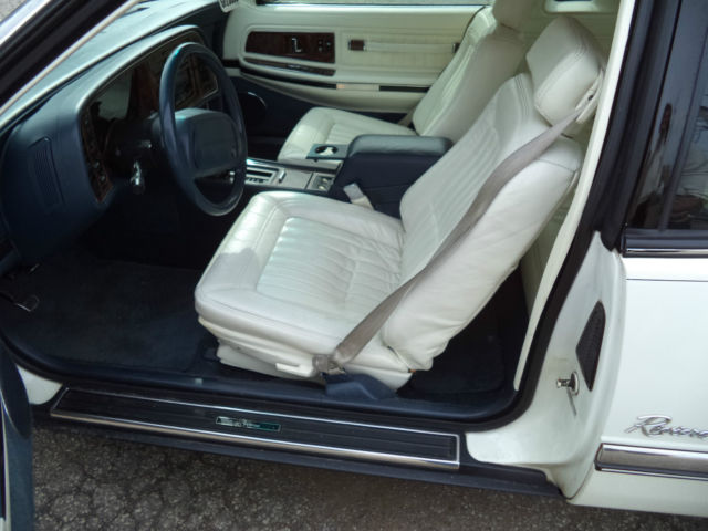 1992 Buick Riviera Luxury Coupe 2-Door - photo 9