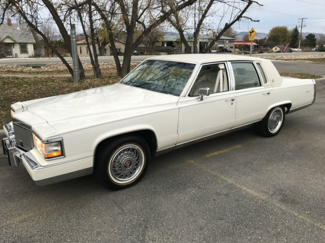1992 Cadillac Brougham d'Elegance Sedan 4-Door 5.0L 1992 Cadillac Brougham d'Elegance Sedan 4-Door
