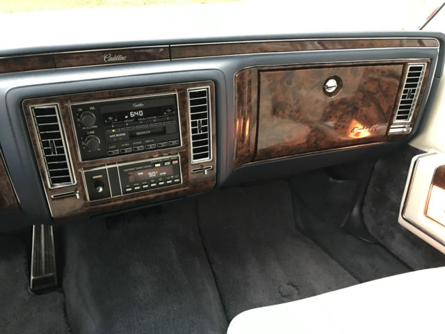 1992 Cadillac Brougham d'Elegance Sedan 4-Door - photo 6