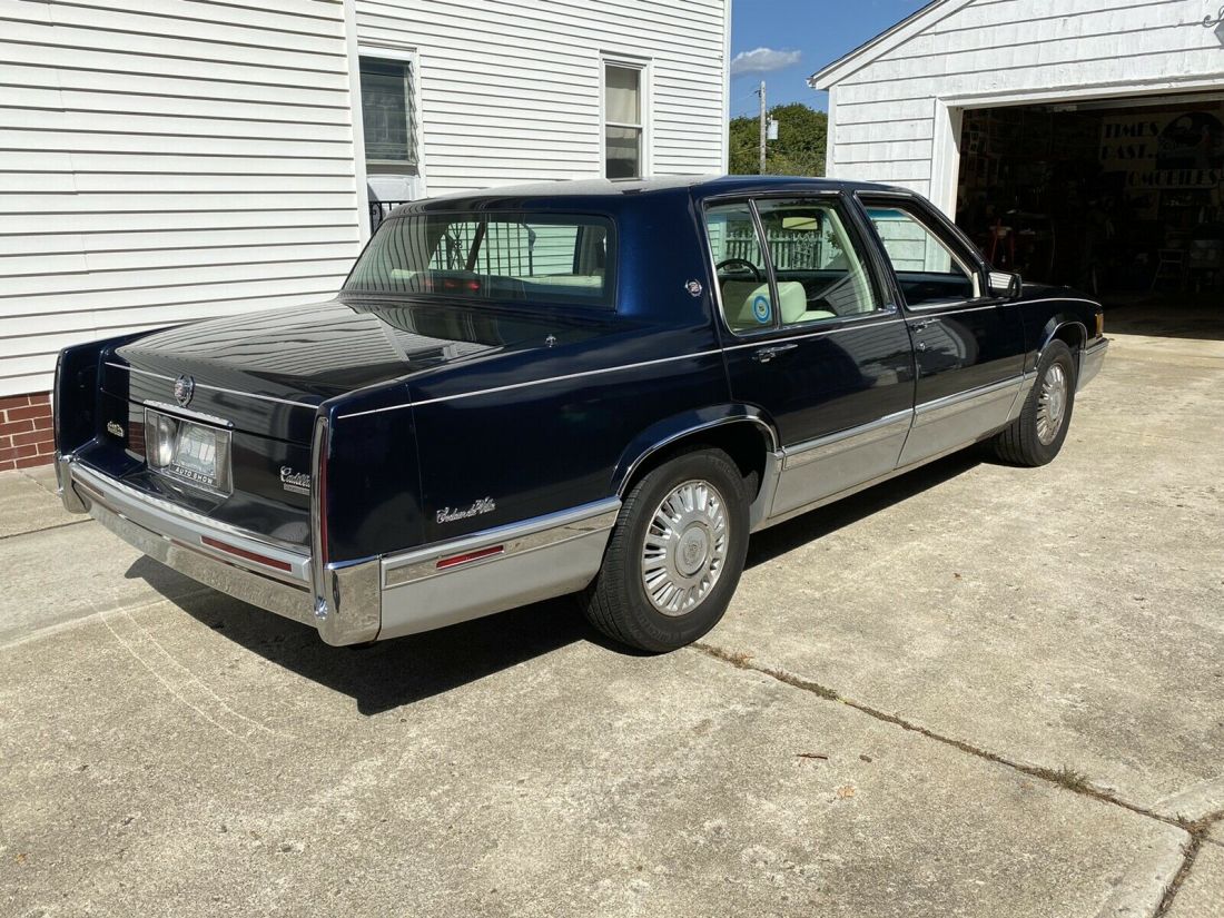 1992 Cadillac DeVille Sedan DeVille - photo 4