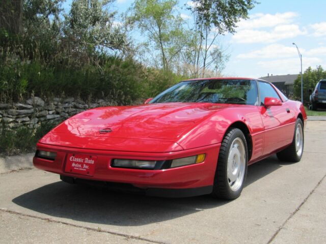 1992 CHEVROLET CORVETTE COUPE 1 OWNER 33000 Miles BRIGHT RED GROUP 1 PREFERRED 1992 Chevrolet CORVETTE COUPE 1 OWNER --