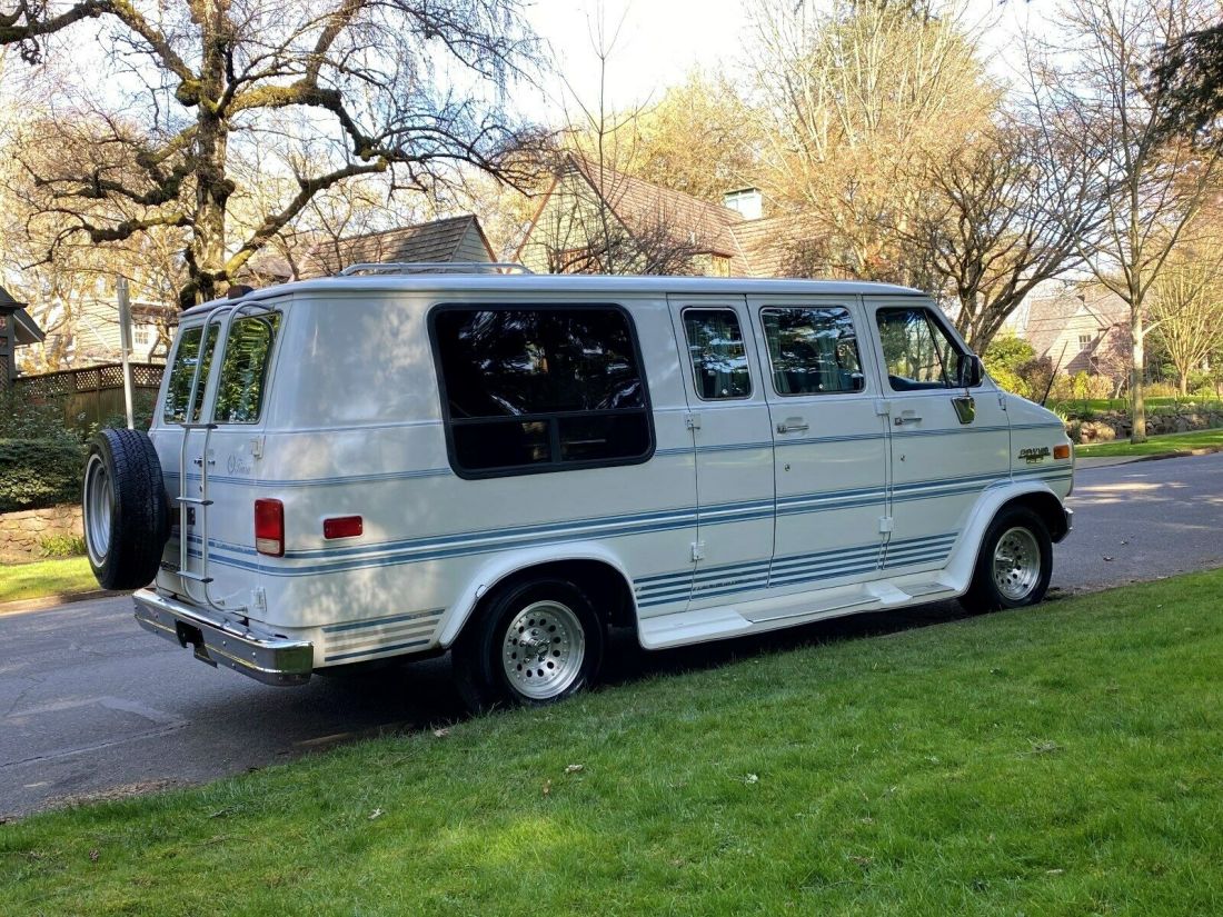 1992 Chevrolet G20 Van Tiara - photo 4