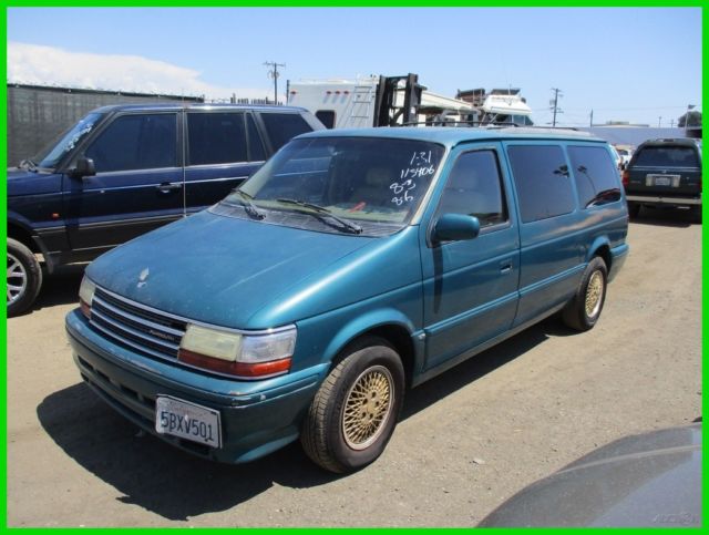 1992 Chrysler Town & Country - photo 2