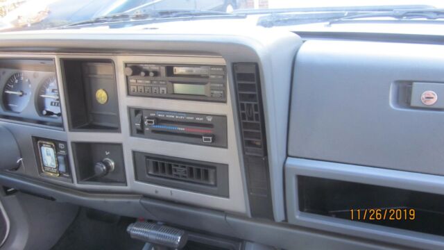 1992 Chrysler Cherokee Laredo - photo 3