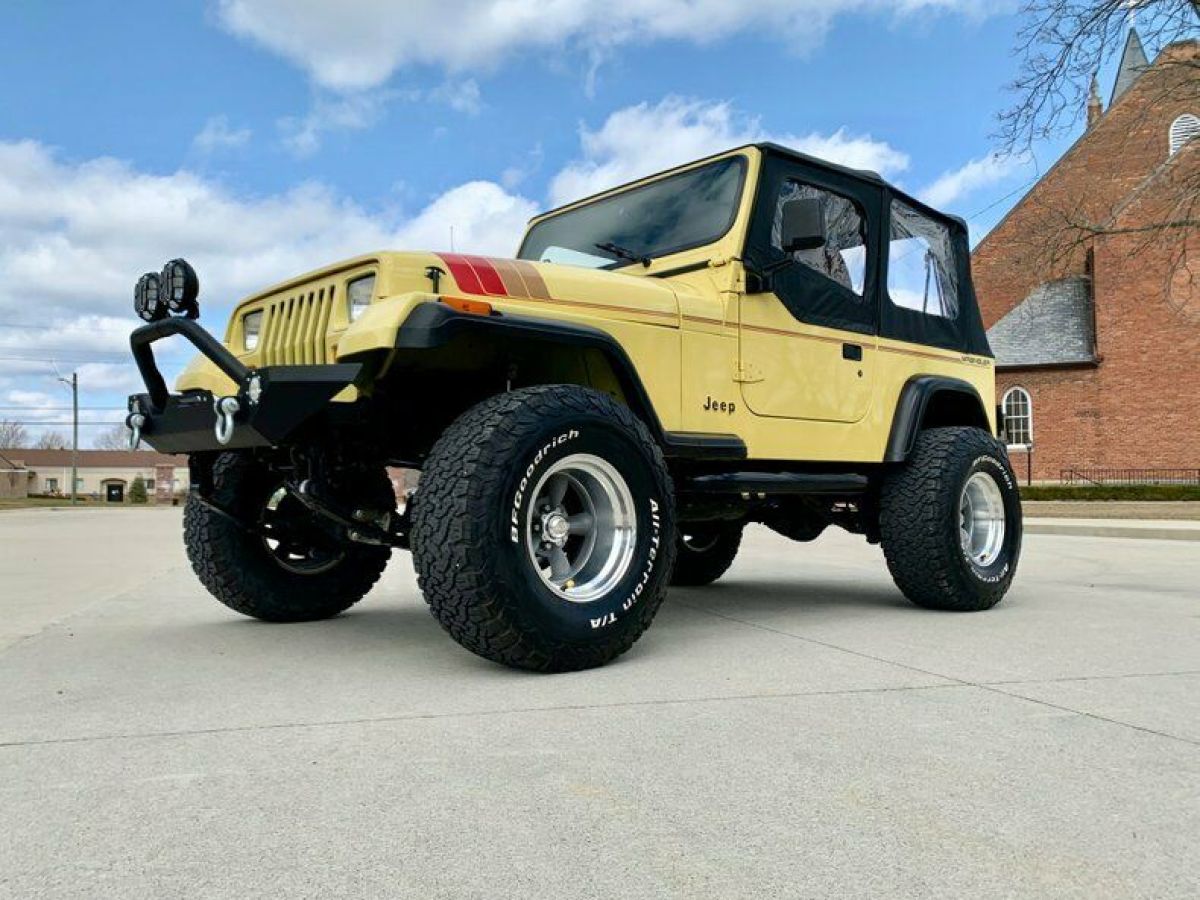 1992 Jeep Wrangler - 2.5L 5 Speed Manual-Lifed and FUN! 1992 Jeep Wrangler