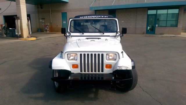 1992 Jeep Wrangler, White, 4WD, low mileage 50914, bucket seats, automatic trans 1992 Jeep Wrangler