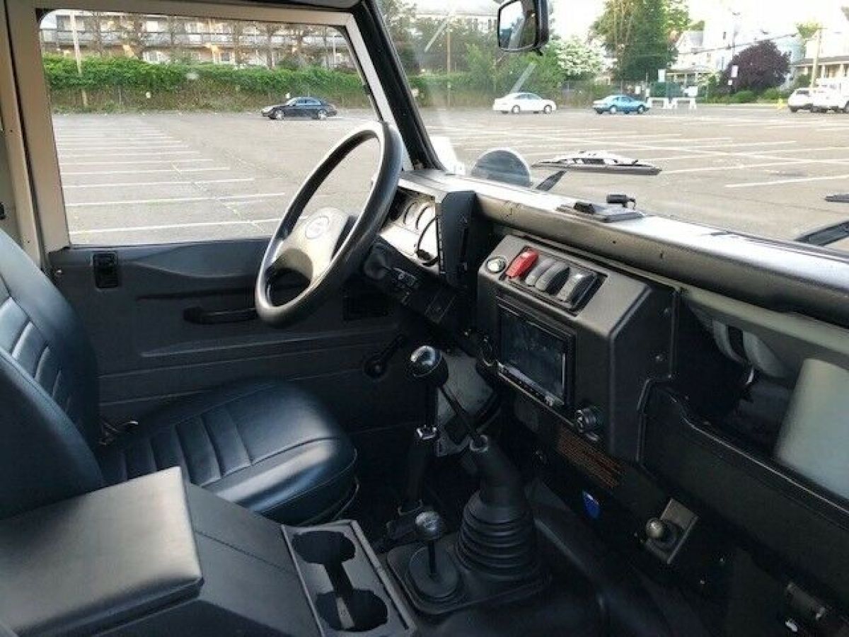 1900 Land Rover Defender D90 - photo 6