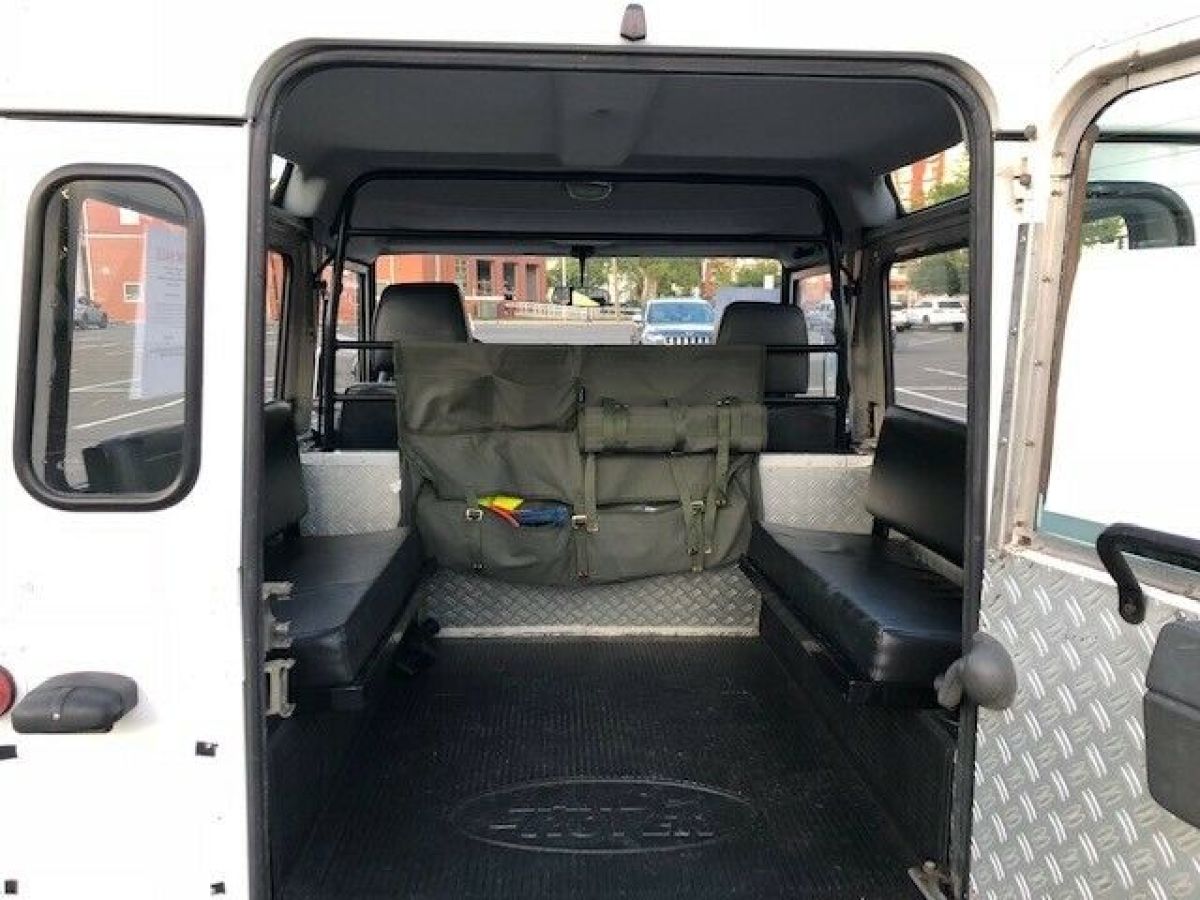 1900 Land Rover Defender D90 - photo 8