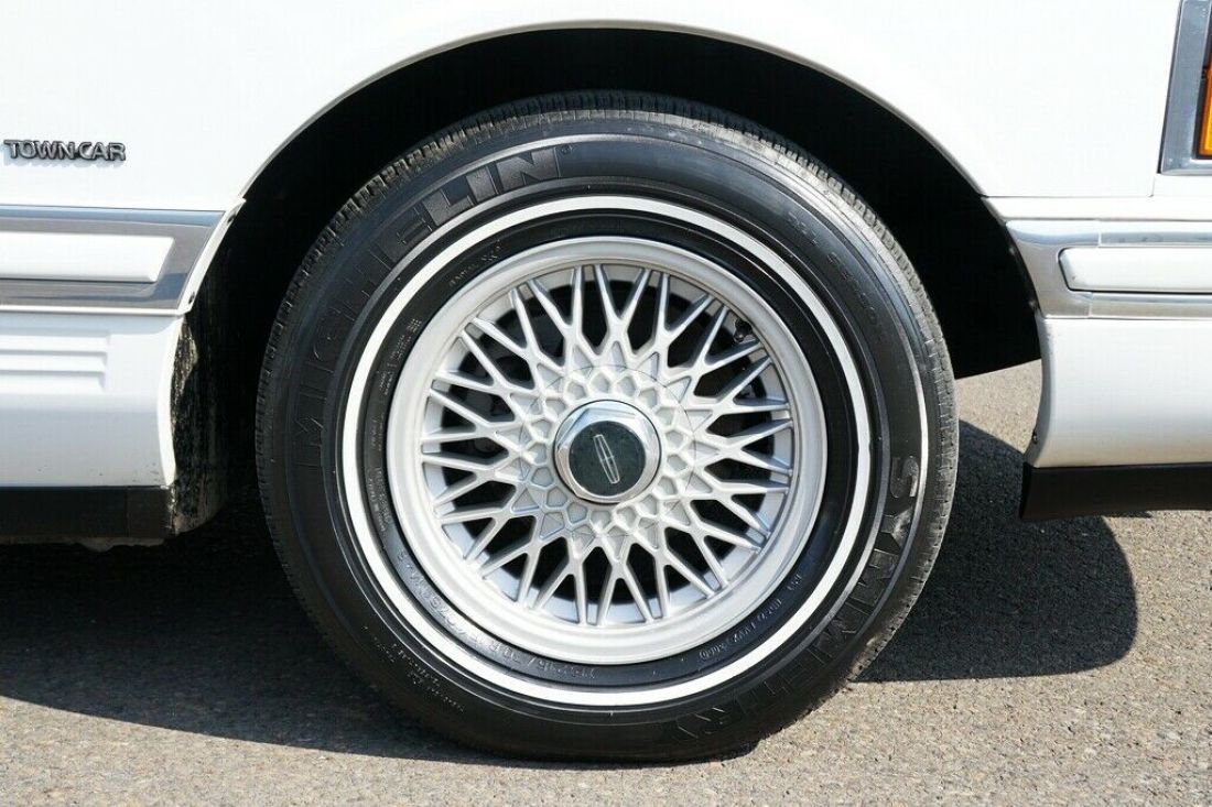 1992 Lincoln Town Car Executive - photo 9