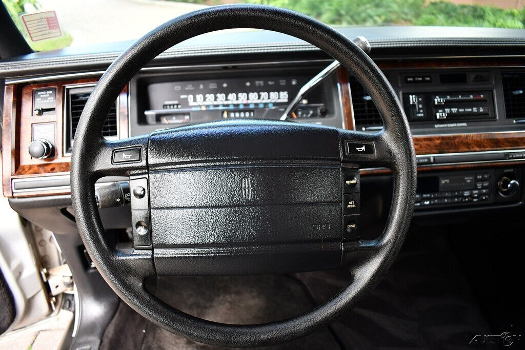 1992 Lincoln Town Car Executive Series 4.6L V8 Automatic Fully Loaded - photo 13