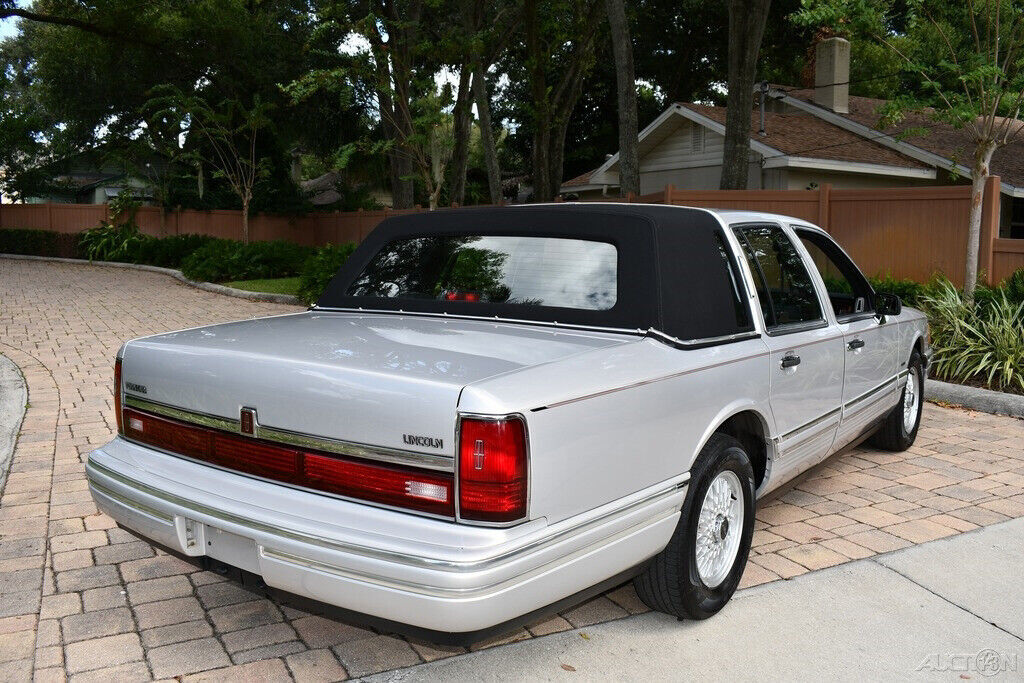 1992 Lincoln Town Car Executive Series 4.6L V8 Automatic Fully Loaded - photo 6