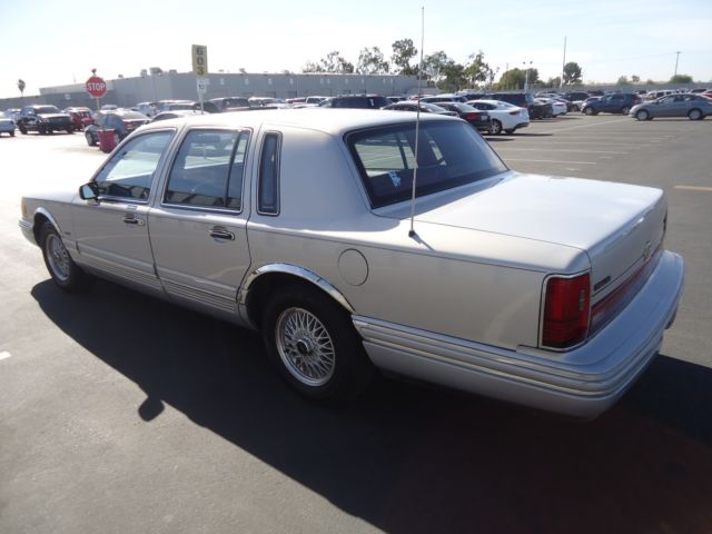 1992 Lincoln Town Car EXECUTIVE SERIES - photo 4