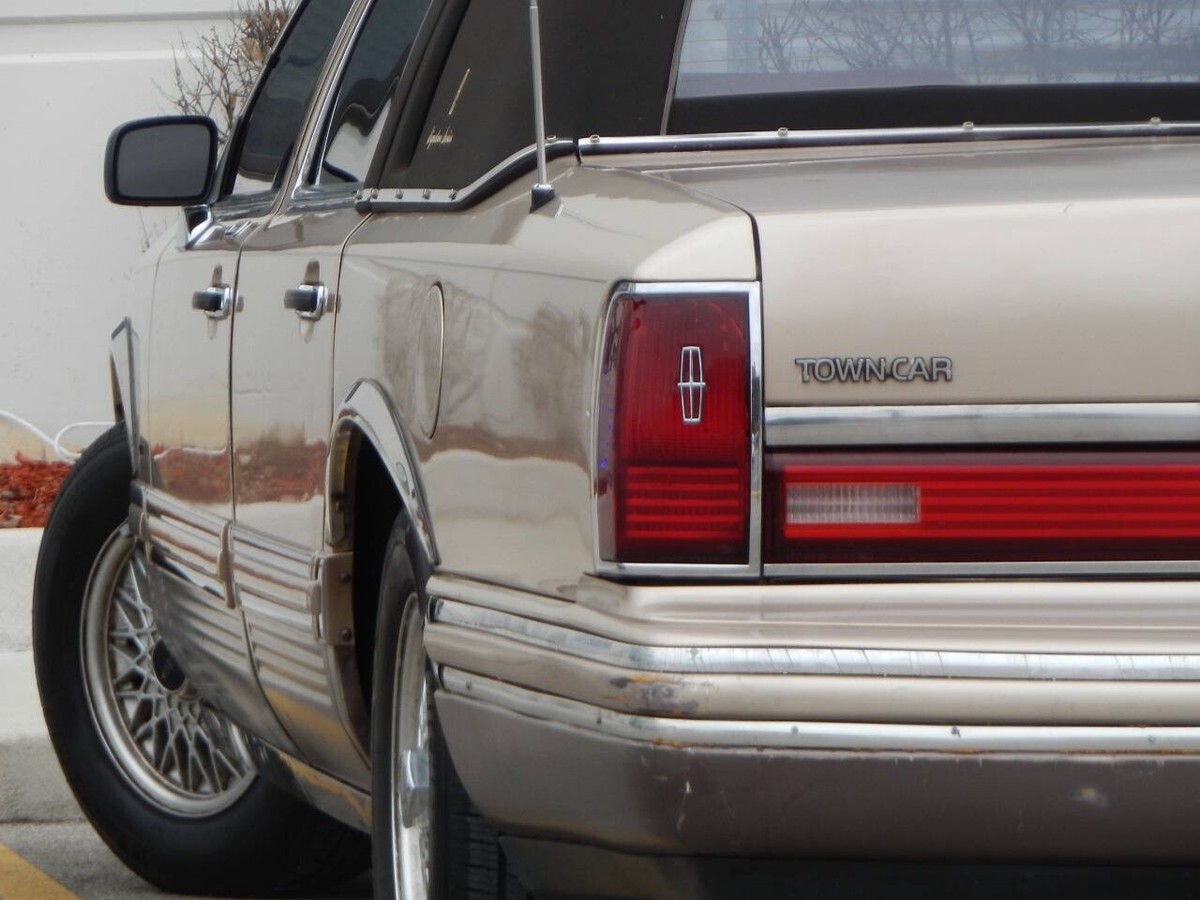 1992 Lincoln Town Car Signature 4dr Sedan - photo 13