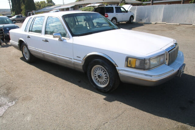 1992 Lincoln Town Car Signature - photo 8