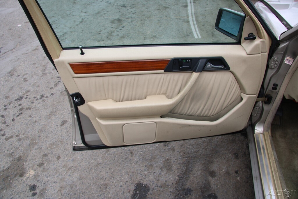 1992 Mercedes-Benz 300-Series 300 E - photo 12