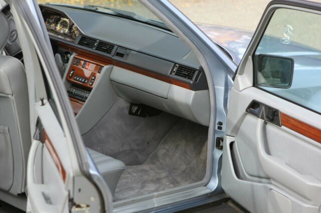 1992 Mercedes-Benz E-Class uppper trim gold/gold hubs - photo 6