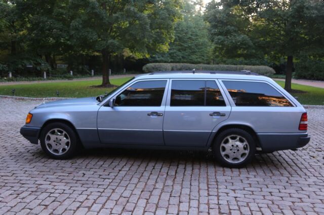 1992 Mercedes Benz 300TE, No Reserve - third row 1992 Mercedes-Benz E-Class