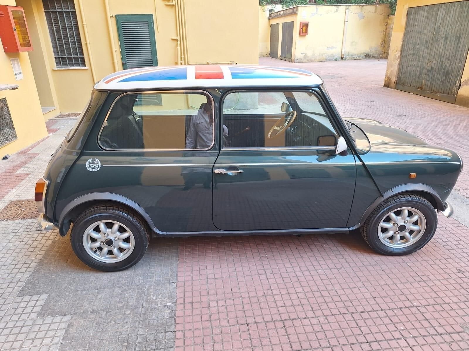 1992 Mini Cooper 23,848 KM, Classic British Car, All-Original, Green/Black - photo 4
