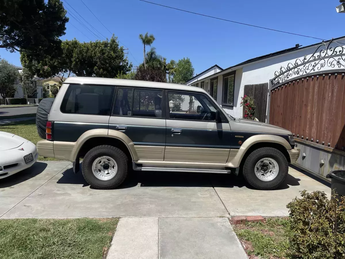 1992 Mitsubishi Pajero Green 1992 Mitsubishi Pajero