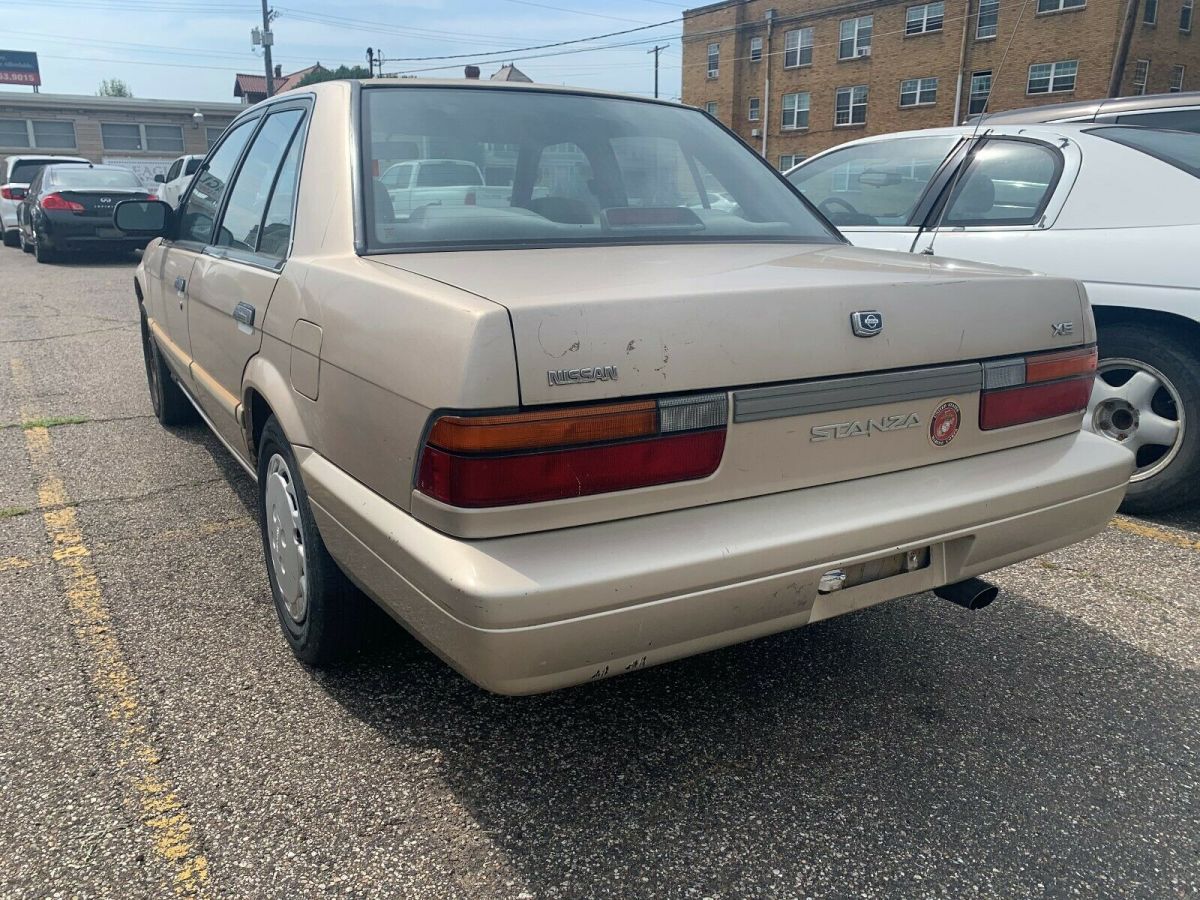 1992 Nissan Stanza GXE sedan (auto) - photo 4