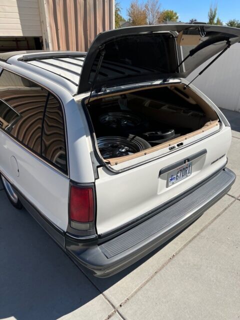 1992 Oldsmobile Custom Cruiser - photo 13