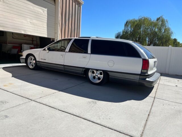 1992 Oldsmobile Custom Cruiser - photo 2