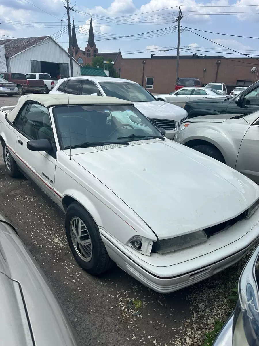 1992 Pontiac Sunbird SE
