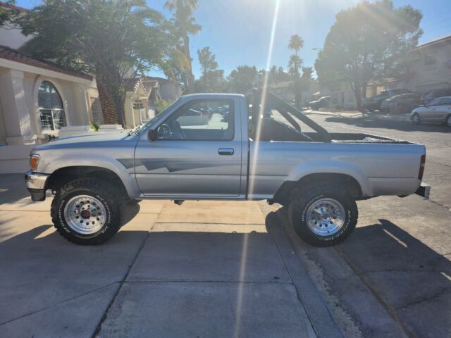 1992 Toyota Pickup 1/2 TON SHORT WHEELBASE DLX - photo 2