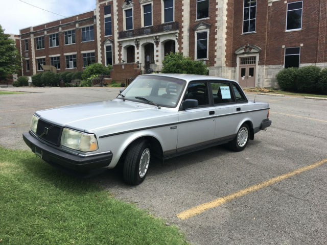 1992 Volvo 240 Base Sedan 4-Door 2.3L 1992 Volvo 240