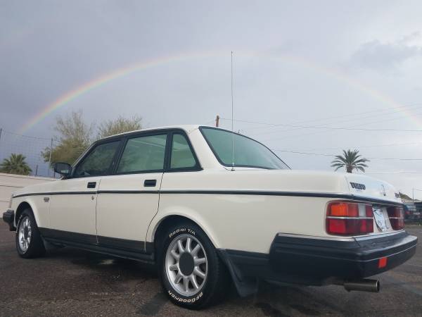 1992 Volvo 240 GL Sedan 4-Door 2.3L 4CYL 5 SPEED MANUAL!! RARE CAR!! 1992 Volvo 240 Base Sedan 4-Door