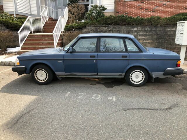 1992 Volvo 240 Sedan 4 cylinder automatic 1992 Volvo 240 Sedan 4 cylinder Automatic