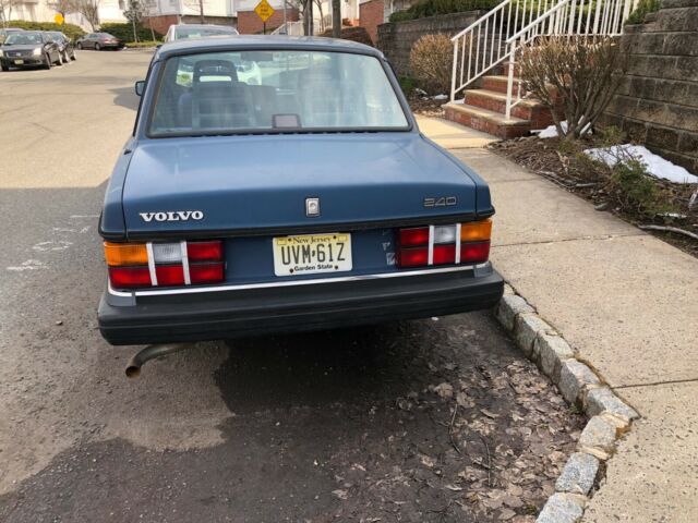 1992 Volvo 240 Sedan 4 cylinder Automatic - photo 2