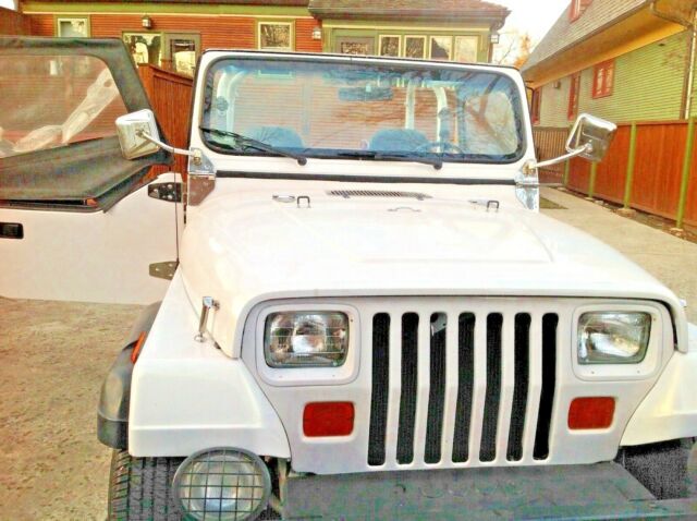 1992 White Jeep Wrangler 4 wheel drive manual transmission 2 door 4 cylinder EUC 1992 Jeep Wrangler Chrome