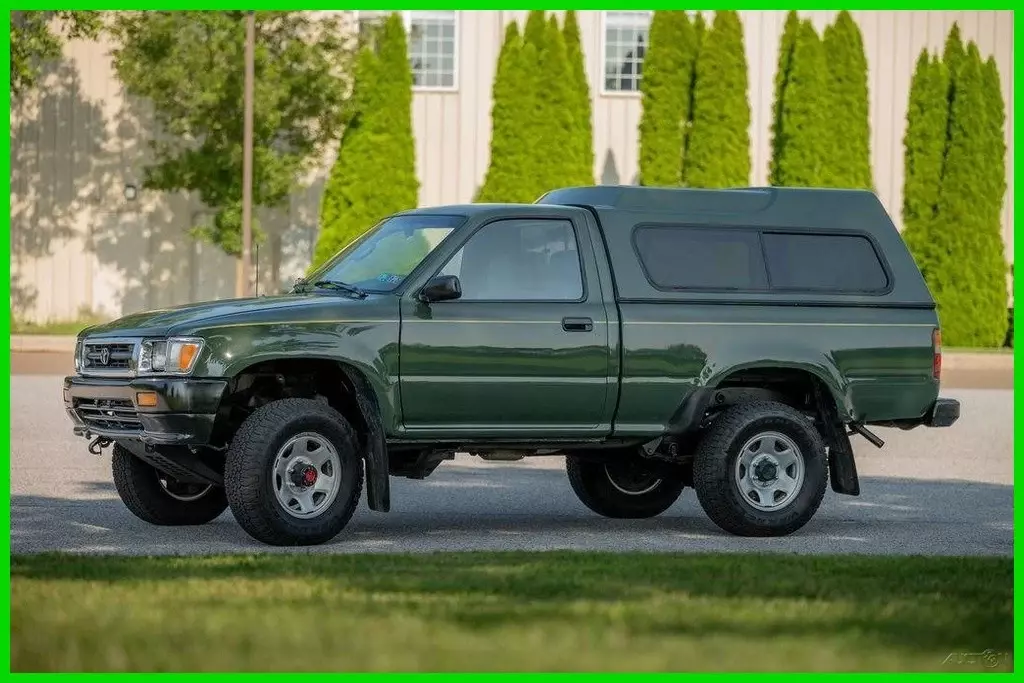 1993 2.4L I4 8V Transmission 15" Wheels Pioneer Speakers Spray-in Bed 1993 Toyota Pickup Deluxe 4WD Standard Cab Frame Off Restored Stock #2222579