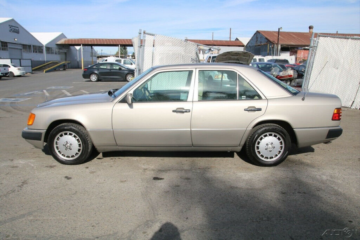 1993 Mercedes-Benz 300-Series 300E 2.6 (STD is Estimated) - photo 2