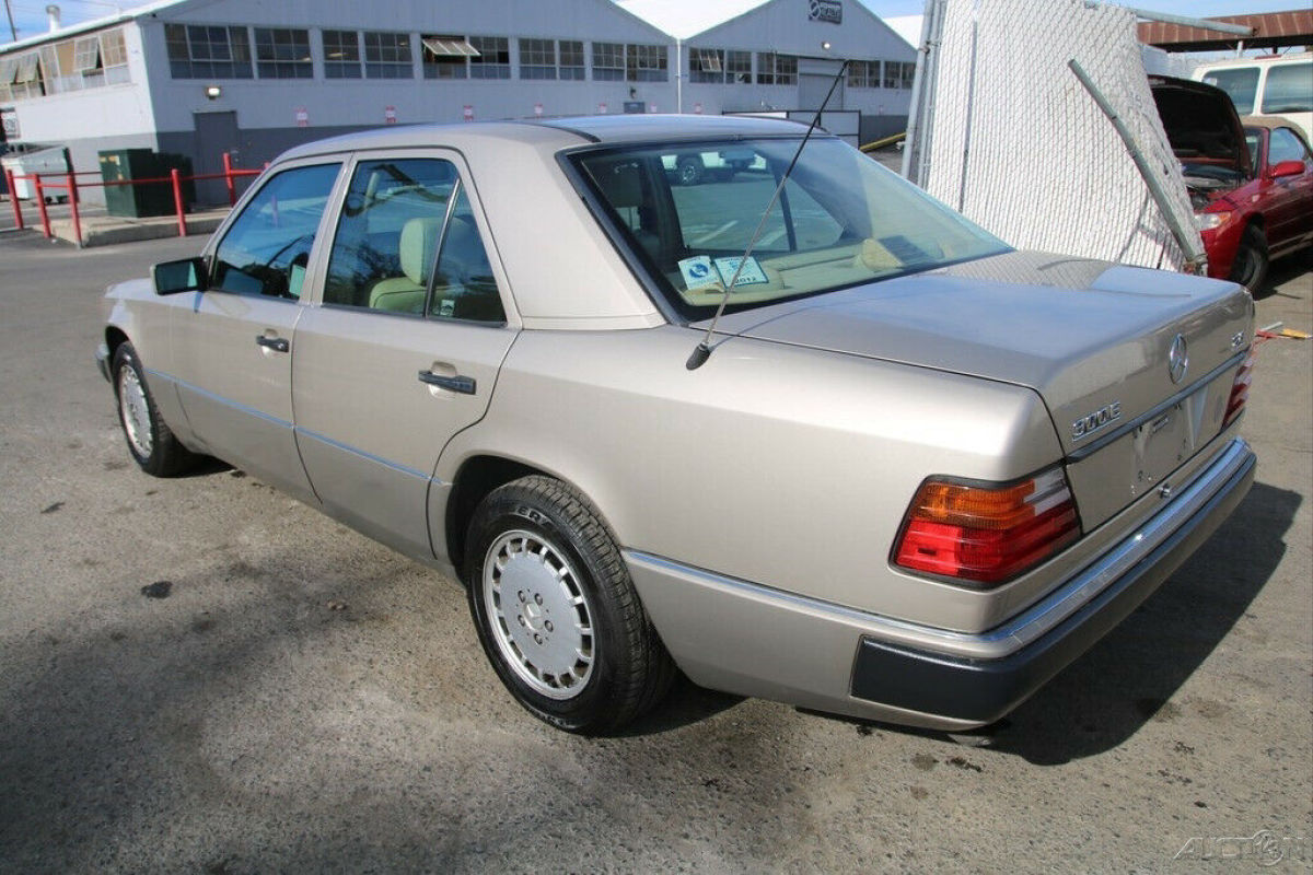 1993 Mercedes-Benz 300-Series 300E 2.6 (STD is Estimated) - photo 3