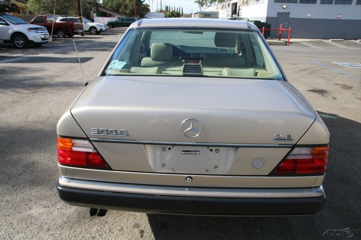 1993 Mercedes-Benz 300-Series 300E 2.6 (STD is Estimated) - photo 4