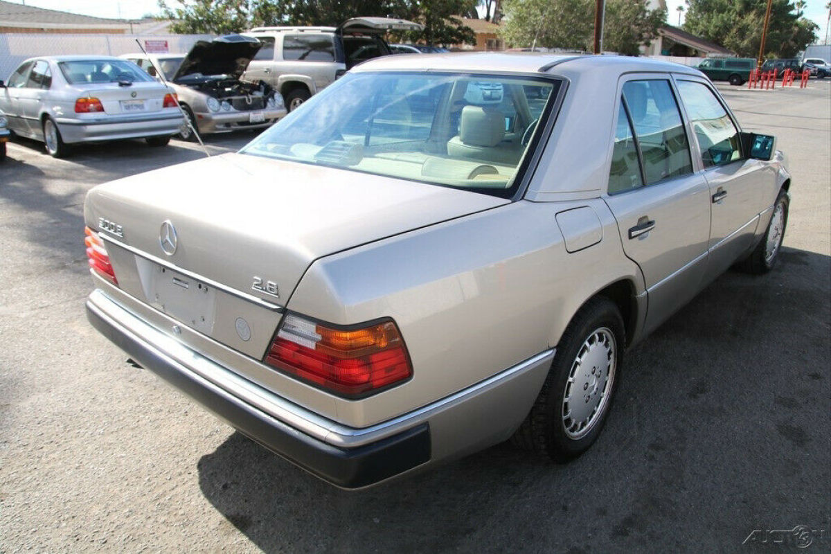 1993 Mercedes-Benz 300-Series 300E 2.6 (STD is Estimated) - photo 5