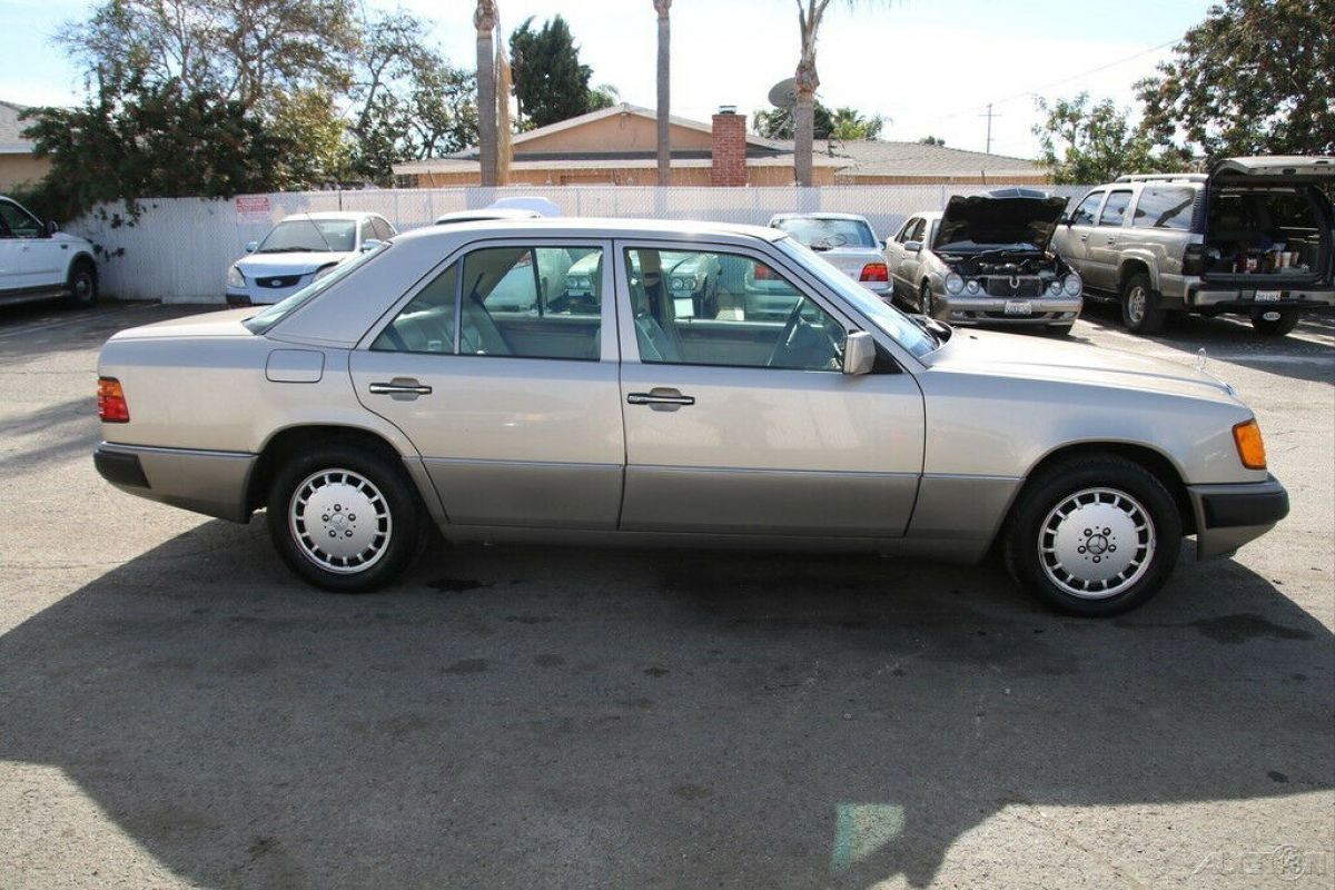 1993 Mercedes-Benz 300-Series 300E 2.6 (STD is Estimated) - photo 6