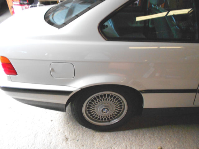 1993 BMW 3-Series 325is - photo 2