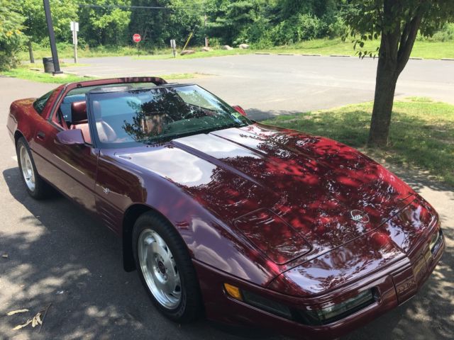 1993 40th Anniversary Chevrolet Corvette (Only 20,000 miles!) 1993 Chevrolet Corvette 40th Anniversary only 20,000 miles!