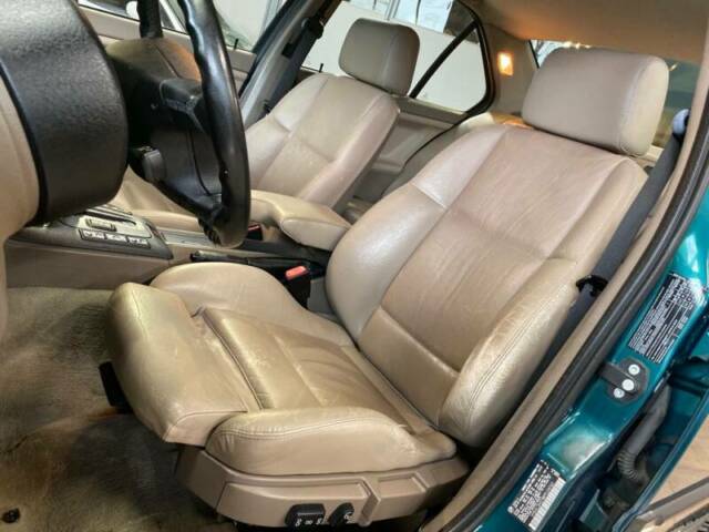 1993 BMW 3-Series 325i 4dr Sedan - photo 8